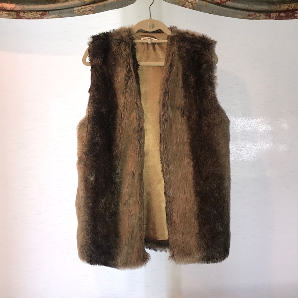 Heartloom Lizanne Faux Fur Vest in beige/brown L